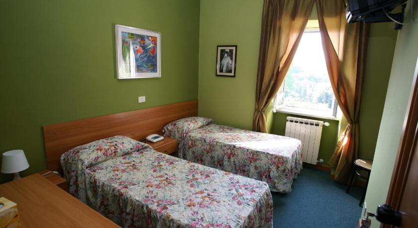 Bedroom 3, Hotel Sutrium, Viterbo