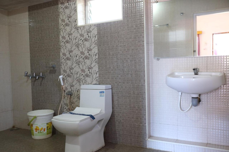 Bathroom, Hotel Sri Balaji, Varanasi