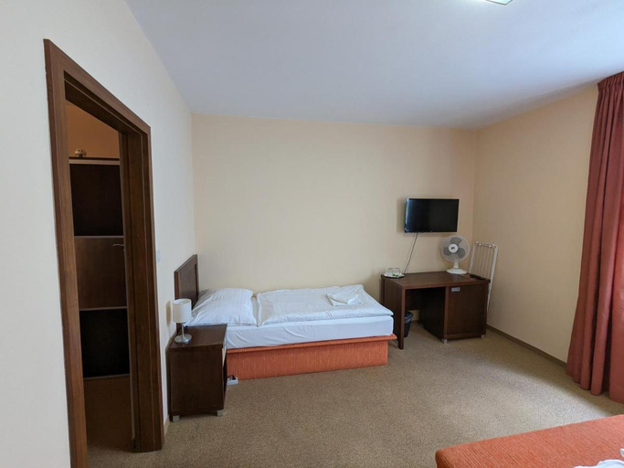 Bedroom 5, Garni Hotel Cosmopolitan, Senec