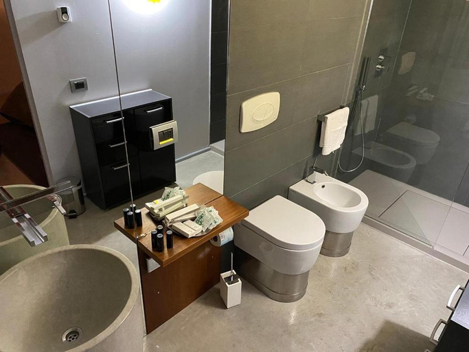 Bathroom 4, Il Tesoro Living Resort, Mantua