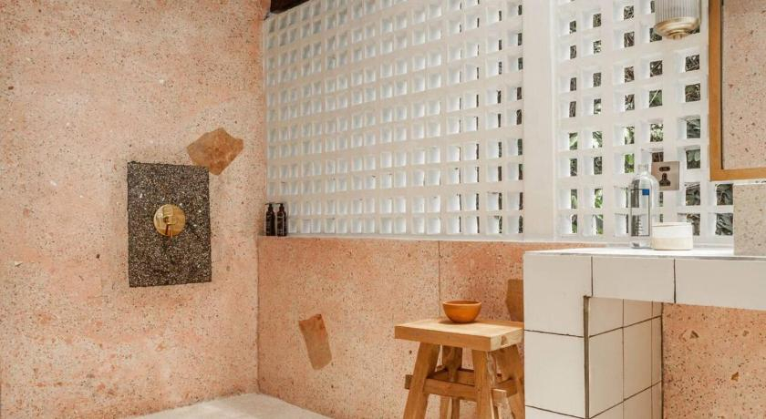 Bathroom, The Rocks - 6BR Beachfront Villa, Surf-in Location, Badung