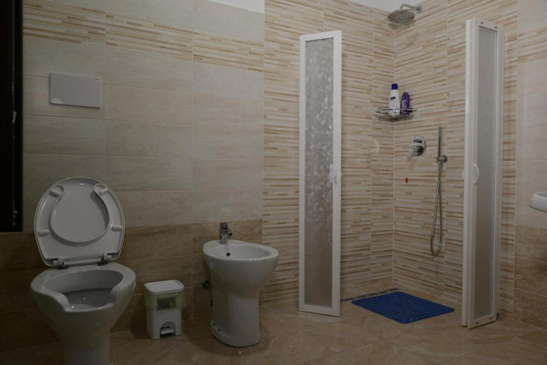 Bathroom 5, Hotel Oregon, Milano