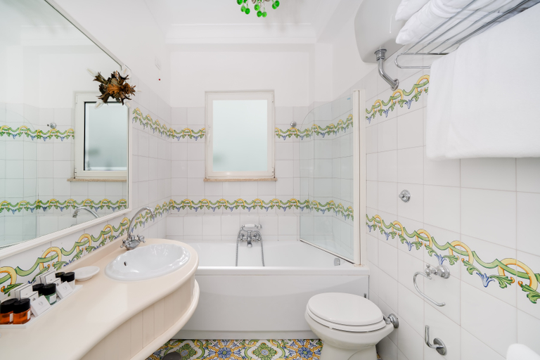 Bathroom 5, Sina Flora Capri, Napoli