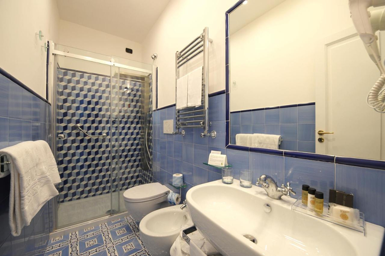 Bathroom 5, Hotel Aurora, Brescia