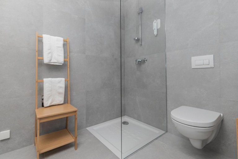 Bathroom 2, Pearl Bled, Bled
