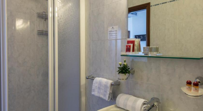 Bathroom 2, Hotel Drago, Trento