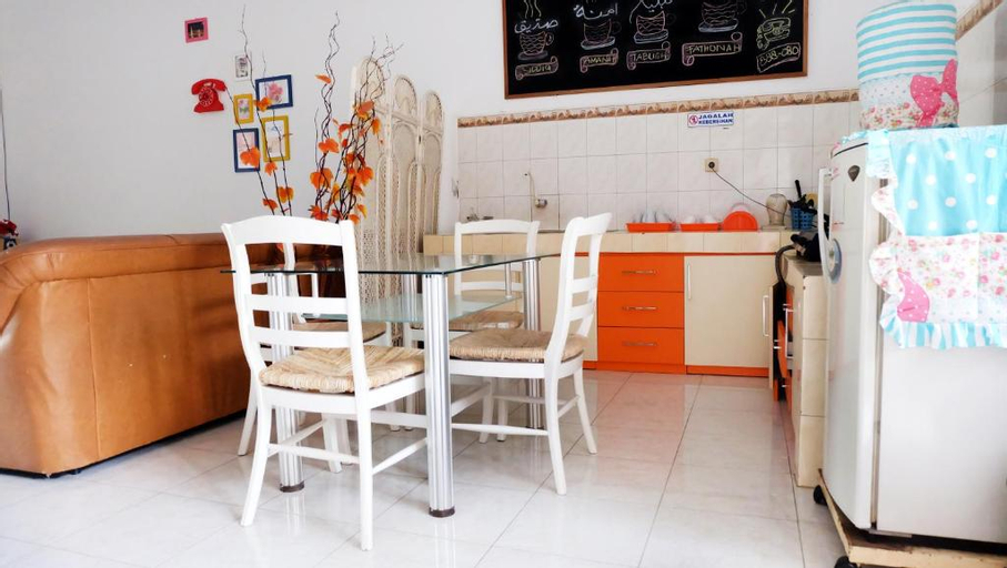 Dining Room 5, Homestay Jogja dekat Taman Pelangi by Simply Homy, Sleman
