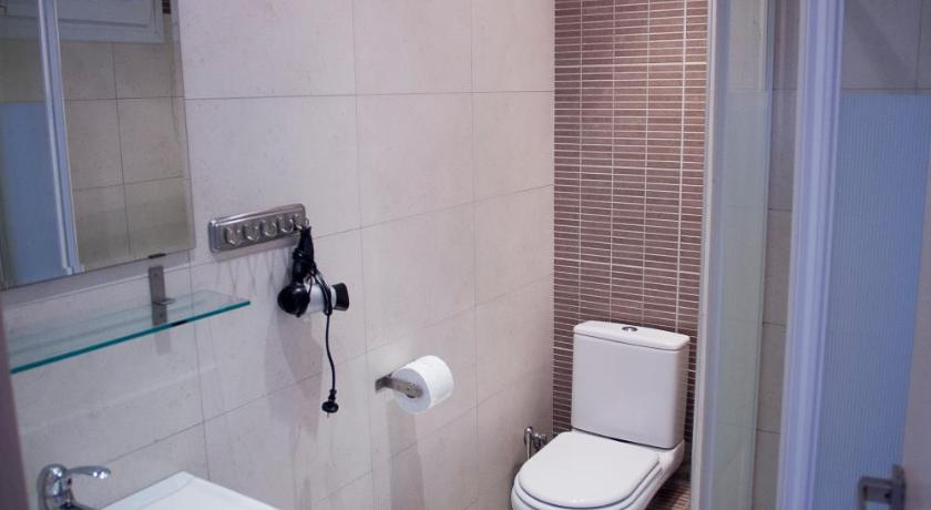 Bathroom 2, Apartments Eleni 4 Seasons, Central Macedonia