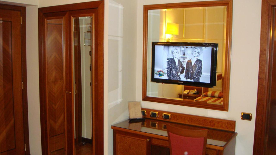Others 5, Albergo Corona, Parma