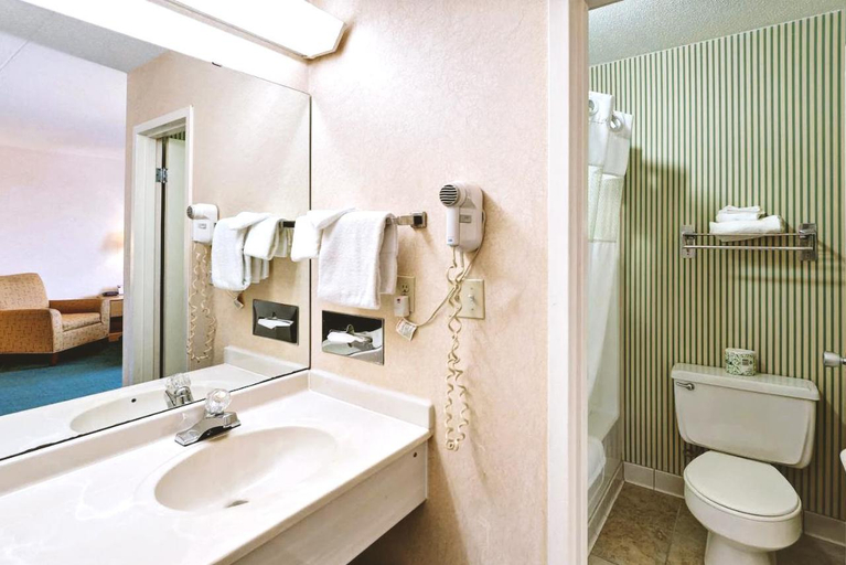 Bathroom 4, Key Inn Roseville, Ramsey