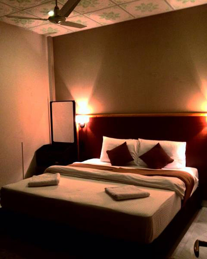 Bedroom 2, Silver Shade
