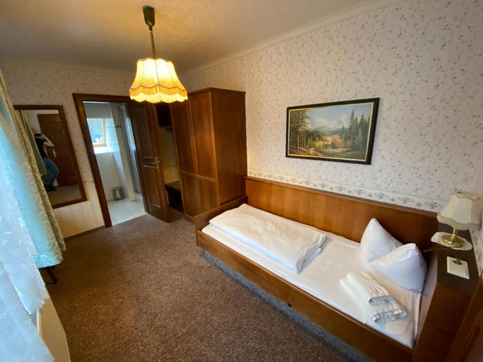 Bedroom 3, Braugasthof Papiermuhle, Jena