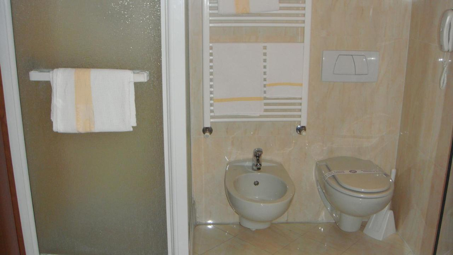 Bathroom 4, Albergo Corona, Parma