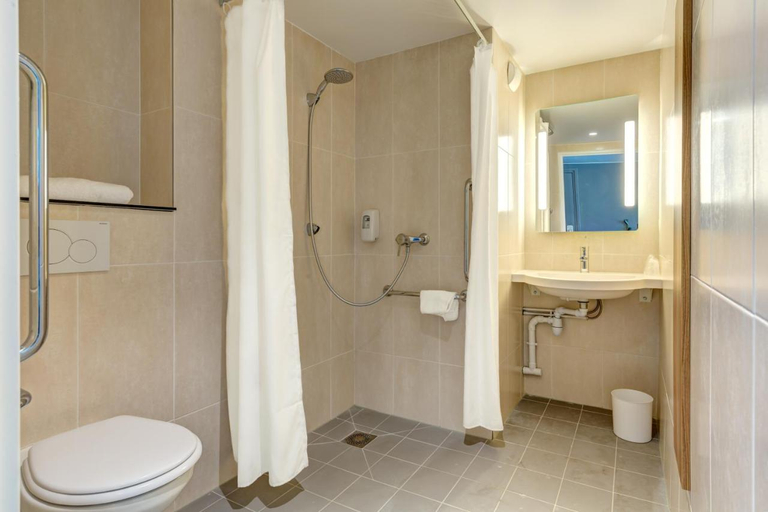 Bathroom 5, B&B HOTEL Paris Gennevilliers Asnieres, Hauts-de-Seine