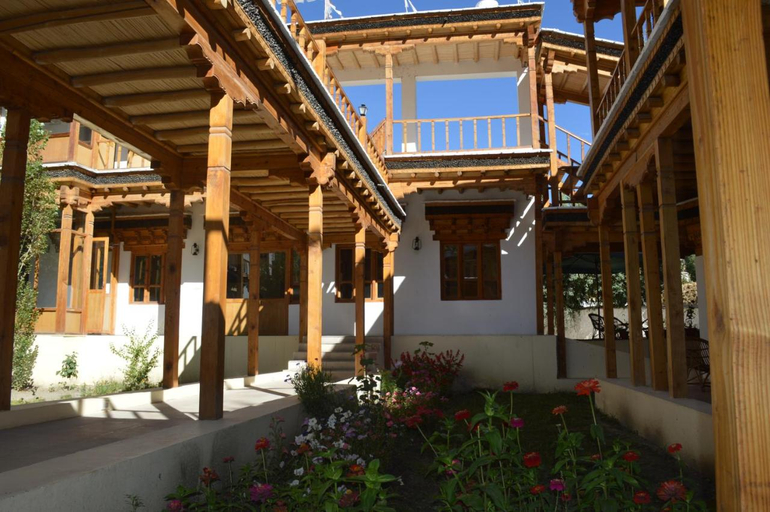 Exterior & Views