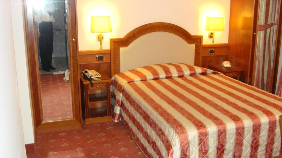 Bedroom 3, Albergo Corona, Parma
