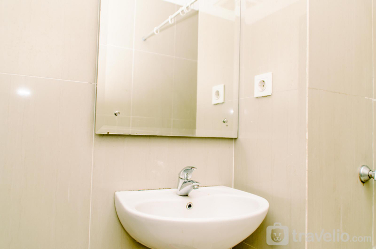 Bathroom, Nice Elegant Studio Paramount Skyline By Travelio, Tangerang