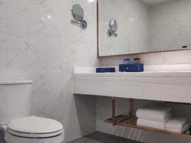 Bathroom 2, Lily's Hotel Hangzhou, Hangzhou