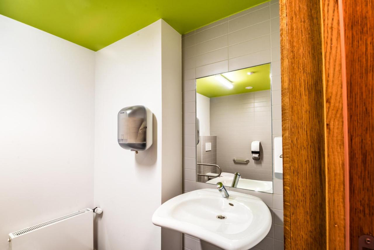 Bathroom 2, HI Liege Hostel, Liège