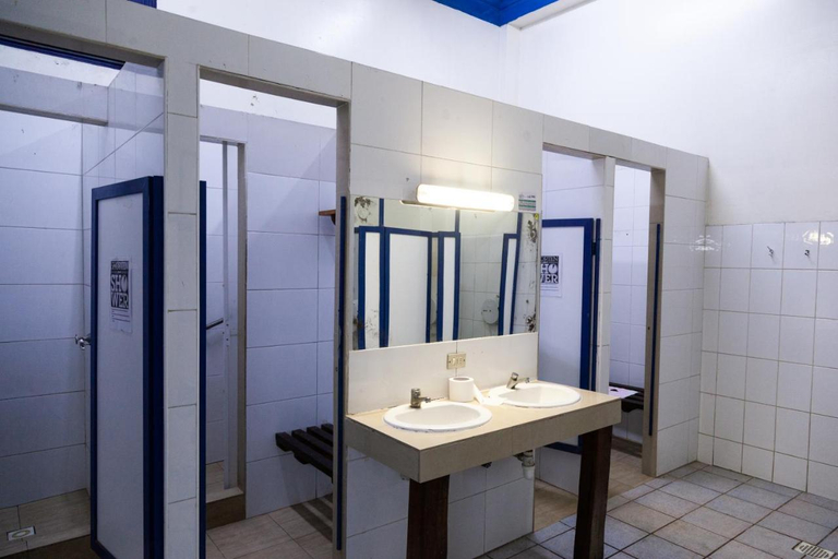 Bathroom 5, La Casa Roja Hostel, Santiago