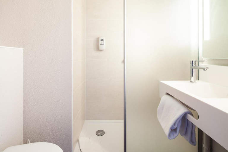 Bathroom 4, B&B HOTEL MEAUX, Seine-et-Marne