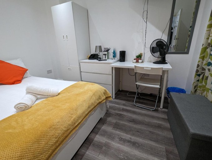 Bedroom 5, Mile End- Prime location, London
