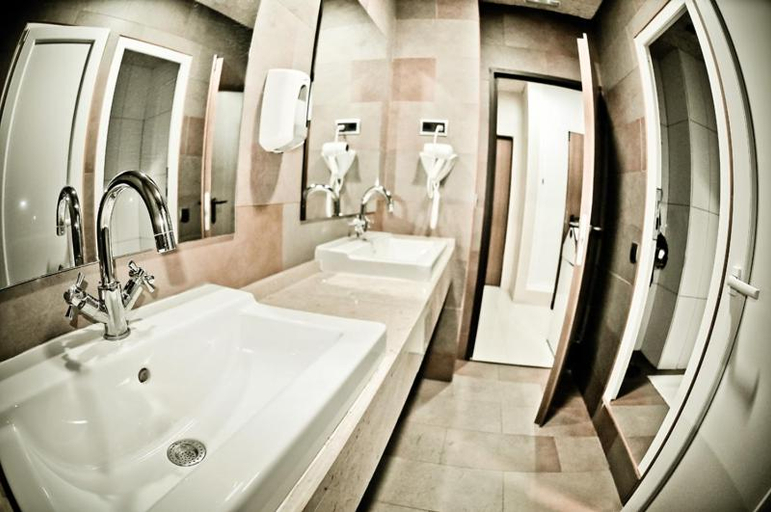 Bathroom 3, Be Zaragoza Hostel, Zaragoza