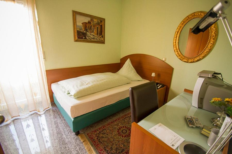 Bedroom 4, Hotel Garda, Darmstadt