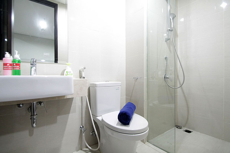 Bathroom, Cozy APARTEMEN PURI MANSION, West Jakarta