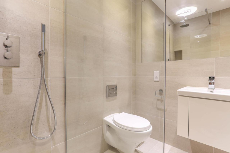 Bathroom 4, Apartment in Kingcross With Historical Highlights, London