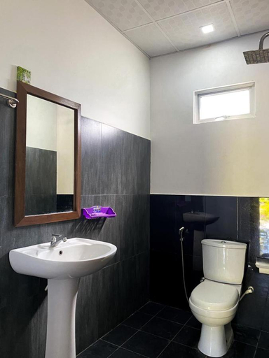 Bathroom 3, Elena Garden Resort and Restaurant, Trincomalee Town and Gravets