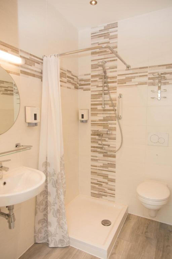 Bathroom 5, Hotel Bristol Internationaal, Antwerpen