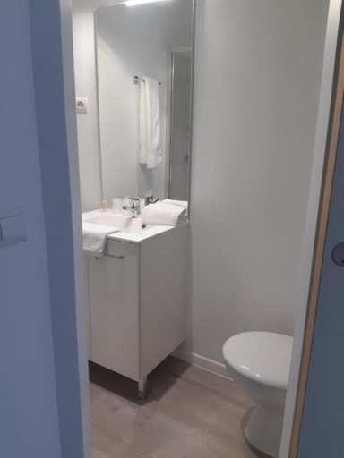 Bathroom 4, Hotel La Croix de Malte, Bouches-du-Rhône