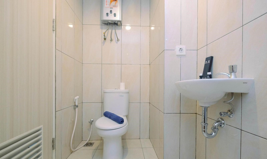 Bathroom, Studio Modern at Grand Kamala Lagoon By Travelio, Bekasi