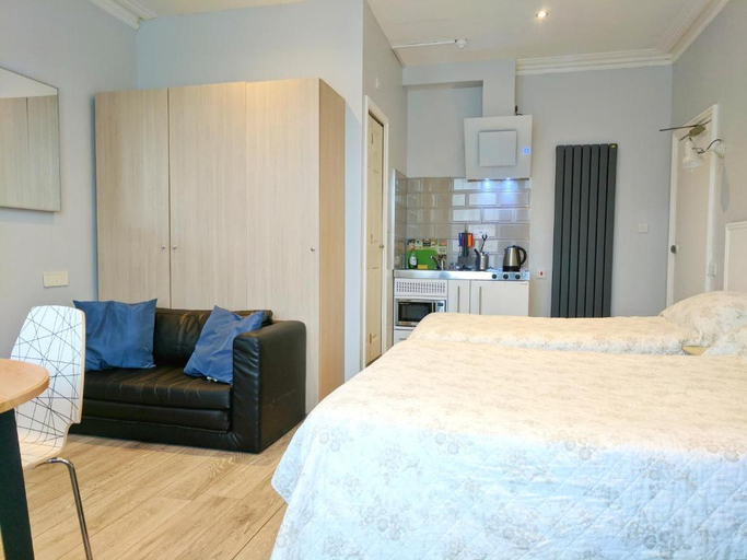 Bedroom 3, Avis Hotel, London