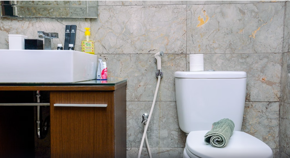Bathroom 2, Modern and Luxurious 2BR Dharmawangsa Essence Apartment, Jakarta Selatan