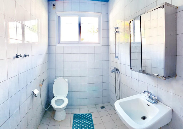 Bathroom 3, Johan Dive Resort, Daanbantayan