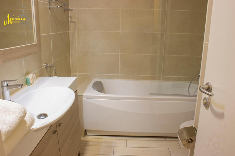 Bathroom 4, Merina, Mfoundi