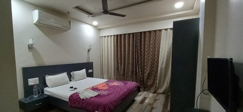 Bedroom 5, Rowton Hotel, Vadodara