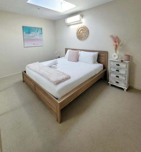Bedroom 1, Waters Edge Apartment, Mornington P'sula - South