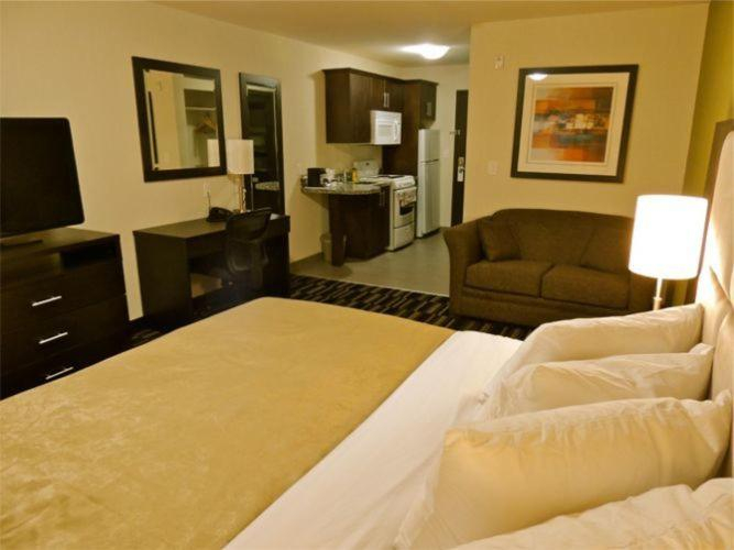Bedroom 5, Western Star Inn and Suites Carlyle, Division No. 1