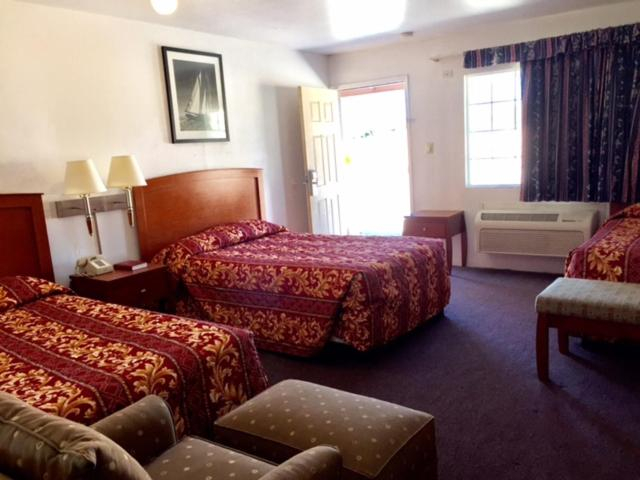 Bedroom 4, Maple Inn & Suites, Merced