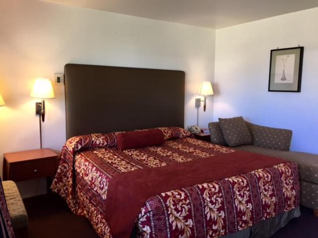 Bedroom 3, Maple Inn & Suites, Merced