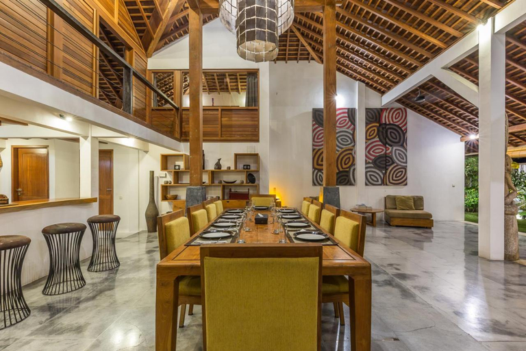 Food & Drinks, Tropical 5BR Villa & 20m Pool, Sleeps 12, Badung