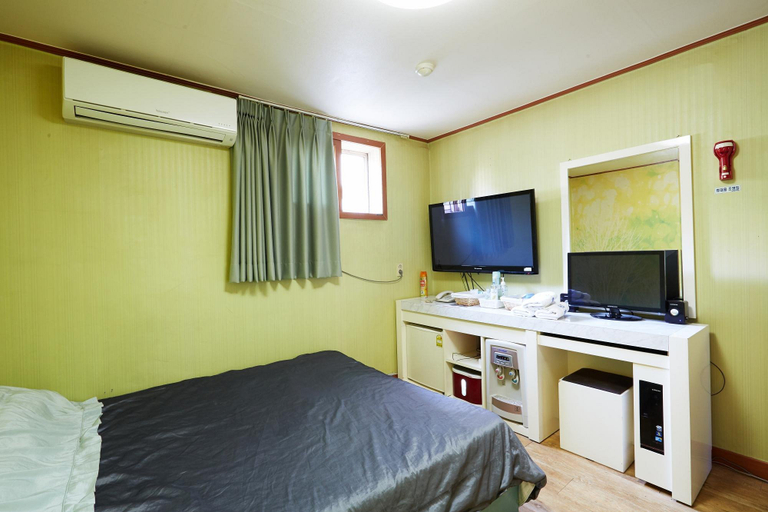 Bedroom 3, Hoegi Chess, Dong-daemun