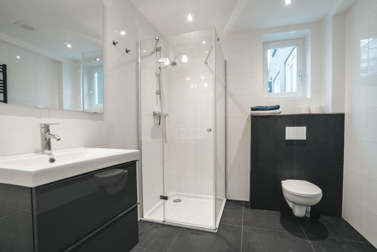 Bathroom 2, Familie Hotel & Apartments Alkmaar, Alkmaar