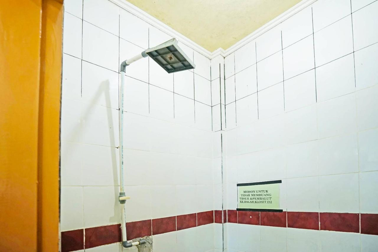 Bathroom 2, OYO 90390 Hotel Rd PremiumNearRSUD Station, Palembang