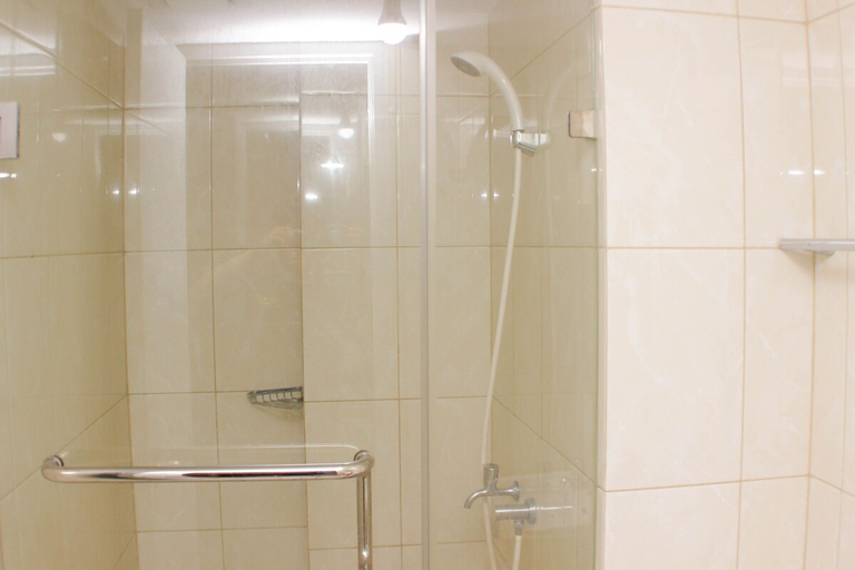 Bathroom 3, Warm And Homey 2Br At Springlake Summarecon Bekasi Apartment, Bekasi