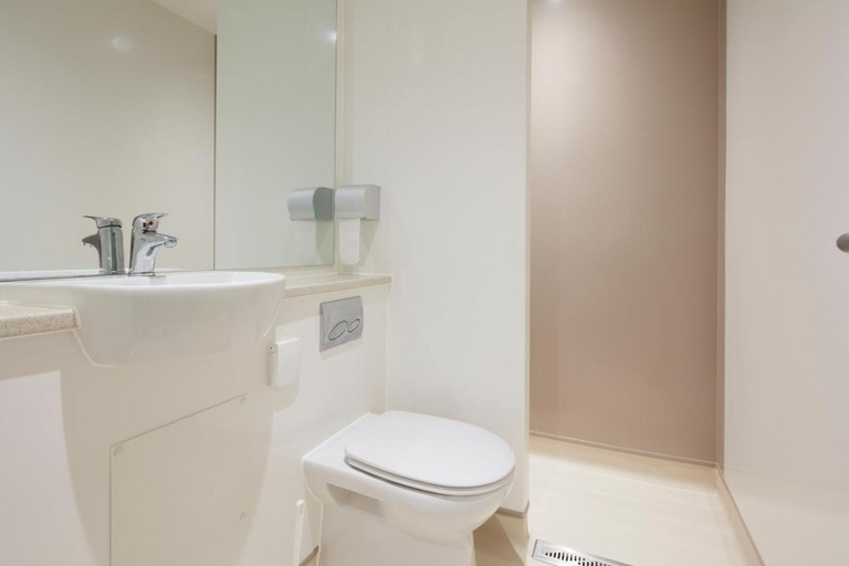 Bathroom, The Barrel Store Cirencester, Gloucestershire