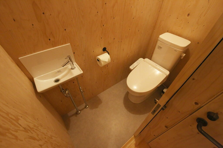 Bathroom 3, Tomarigi Hostel Shu, Kōchi